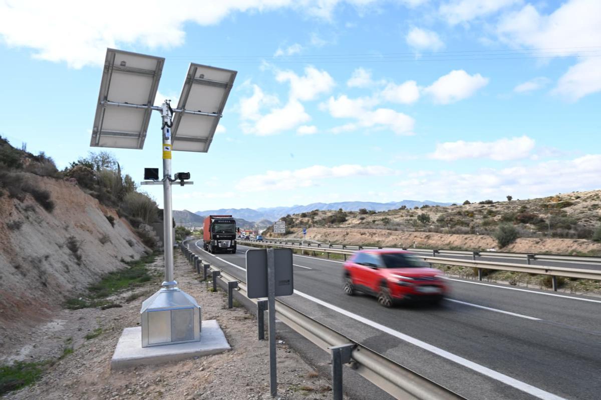 Uno de los radares de tramo instalados en la A-31 entre Monforte del Cid y Elda