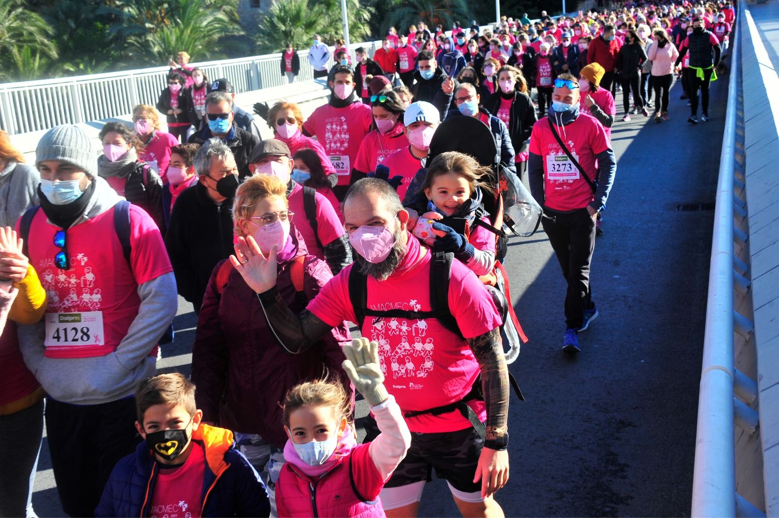 Marea rosa en Elche contra el cáncer de mama