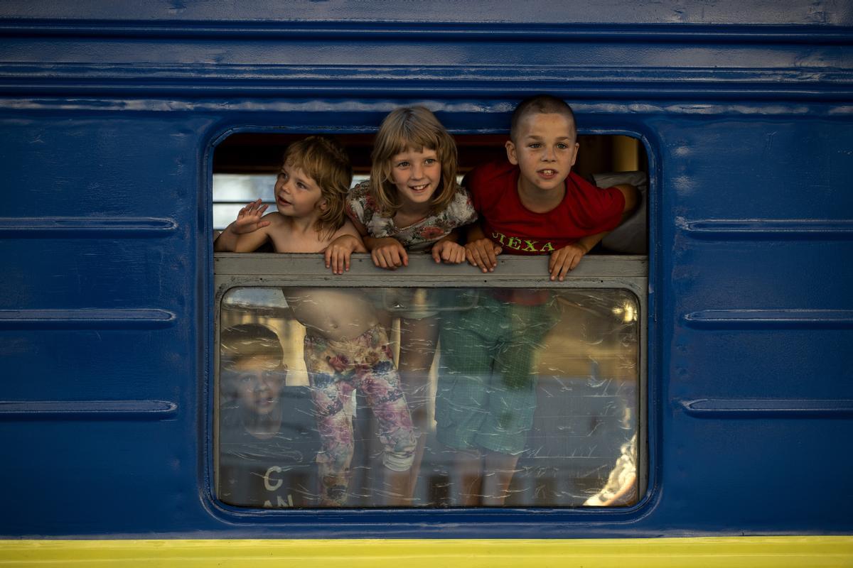 Varios niños escapan en un tren de las zonas devastadas del Donbás. 