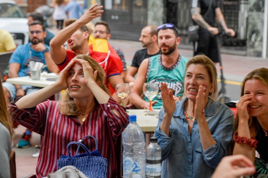 Aficionados ven en la capital grancanaria el partido de España en cuartos de final de la Eurocopa