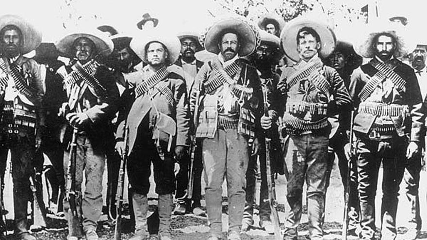 El general mexicano &quot;Pancho&quot; Villa, que dirigió la &quot;División del Norte&quot;, rodeado de sus &quot;Dorados&quot;