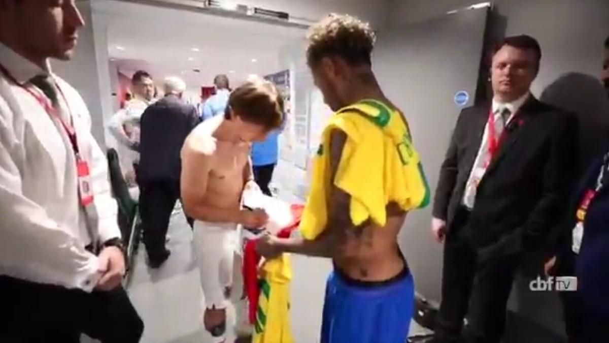 Modric le dedica una camiseta a Neymar en los vestuarios de Anfield.
