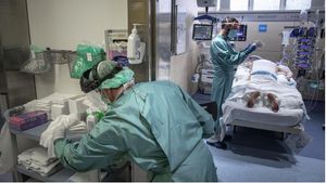 Segueix la millora epidèmica: els contagis per covid a Catalunya baixen de 100.000 setmanals