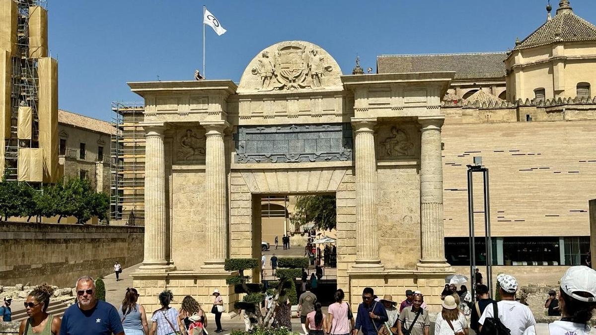 Córdoba iza la bandera de las Ciudades Patrimonio Mundial en la Puerta del Puente: "Es un día muy especial"