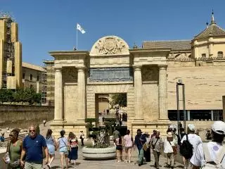 Córdoba iza la bandera de las Ciudades Patrimonio Mundial en la Puerta del Puente: "Es un día muy especial"