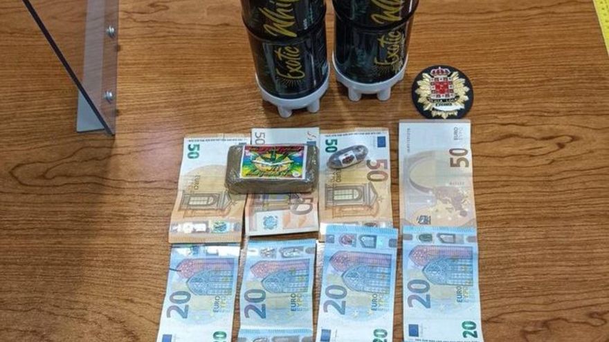 Conduce sin carné y con hachís y botellas del gas de la risa en el coche en Murcia