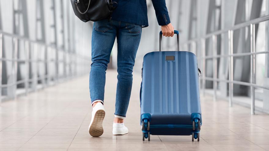 Volar con la maleta de mano en cabina: la sanción económica que a muchos viajeros pilla por sorpresa