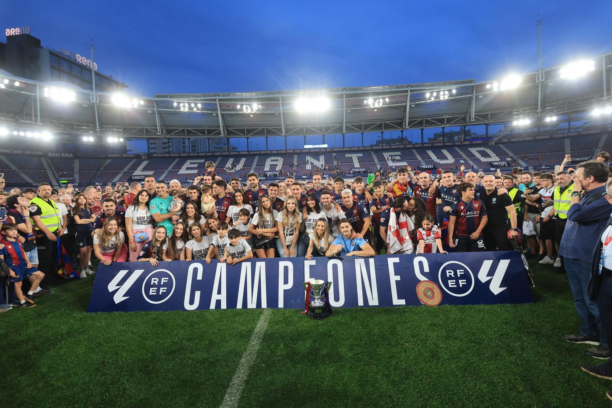 Fiesta en el Ciutat de Valencia: El Levante UD, campeón de Segunda División