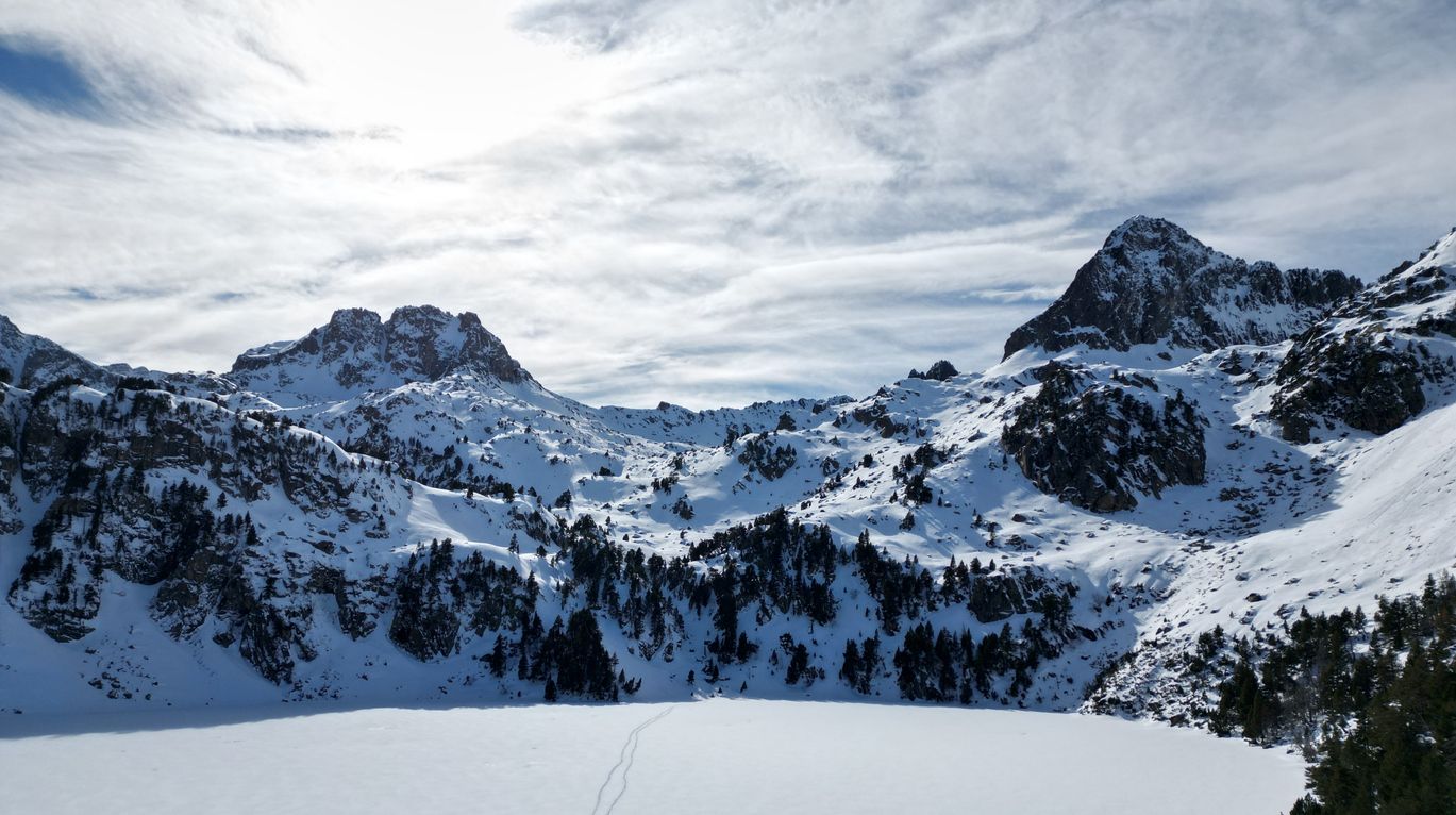 A finales de otoño y durante el invierno puede ser que el paisaje esté nevado