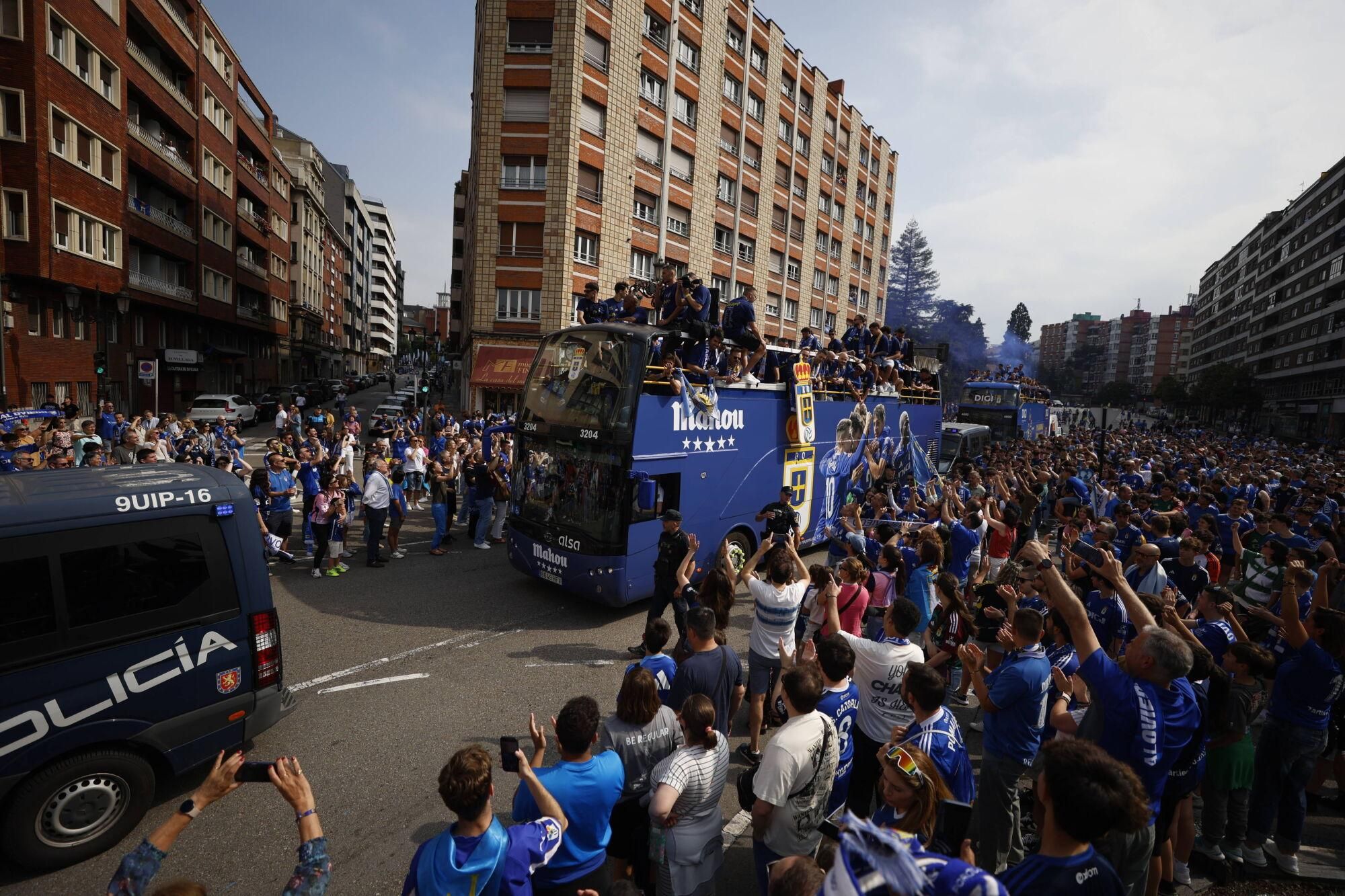 Locura azul en las calles de Oviedo para celebrar el ascenso del equipo a Primera División