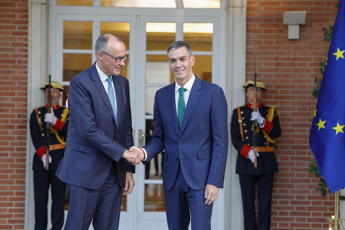 La Obra Cultural Balear aprovecha la estancia del canciller Merz en Mallorca para pedir su sí a la oficialidad del catalán en la UE