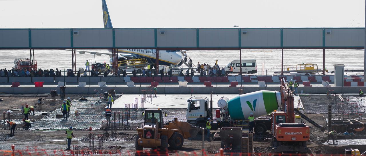 Un momento, a finales de 2019, de las obras de construcción del edificio de enlace entre las dos terminales del Aeropuerto Tenerife Sur.