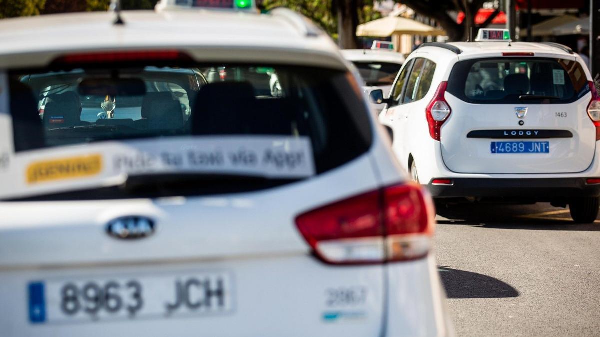 ¿Por qué los taxis llevan la matrícula de color azul?