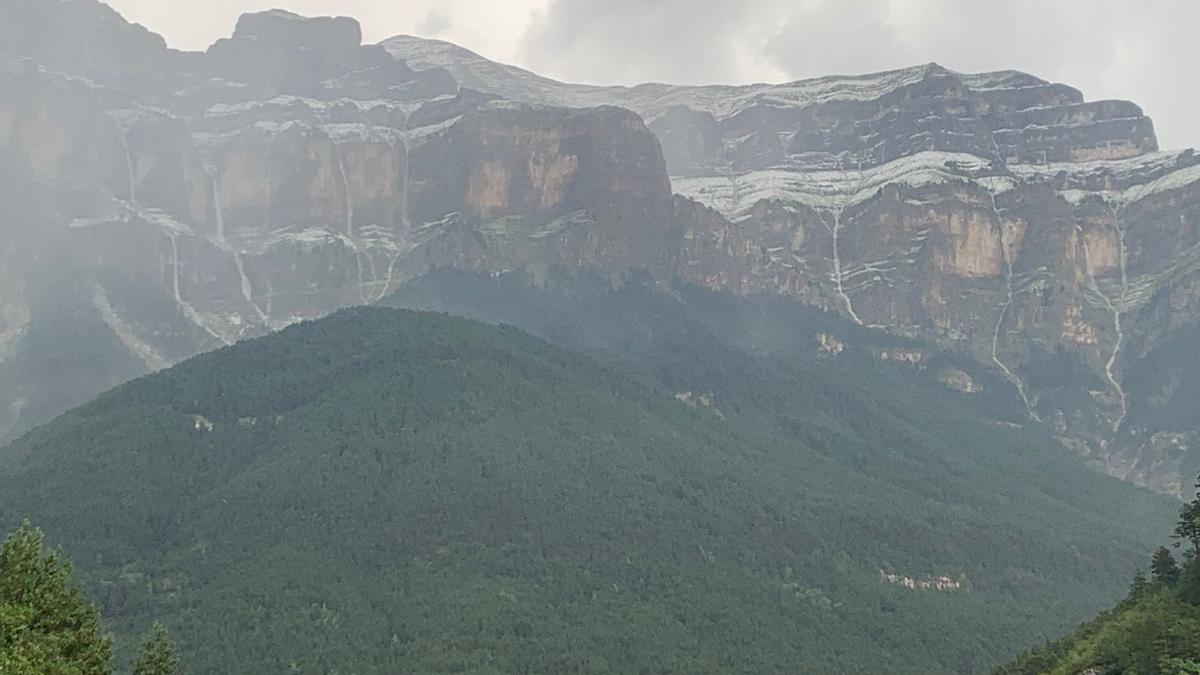 El valle de Ordesa, bajo una de las tormentas esta tarde.