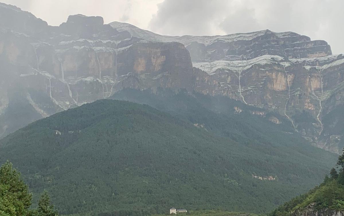 El valle de Ordesa, bajo una de las tormentas esta tarde.