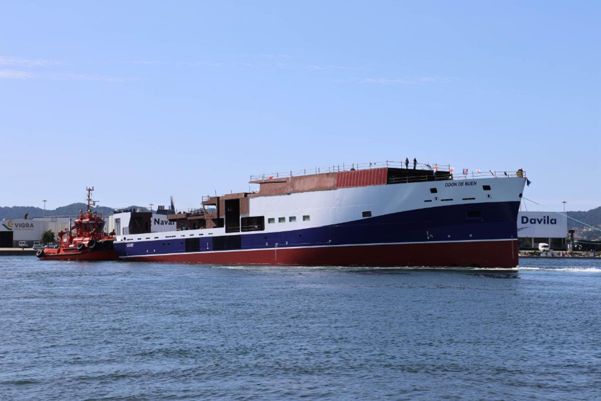 El "Odón de Buen" toca el agua en Vigo