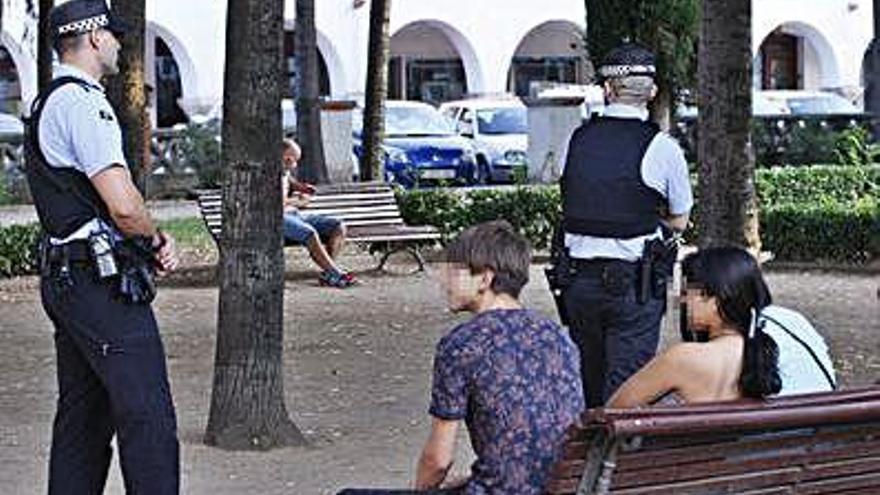 Agents a la plaça de l&#039;Assumpció de Sant Narcís, aquest estiu.