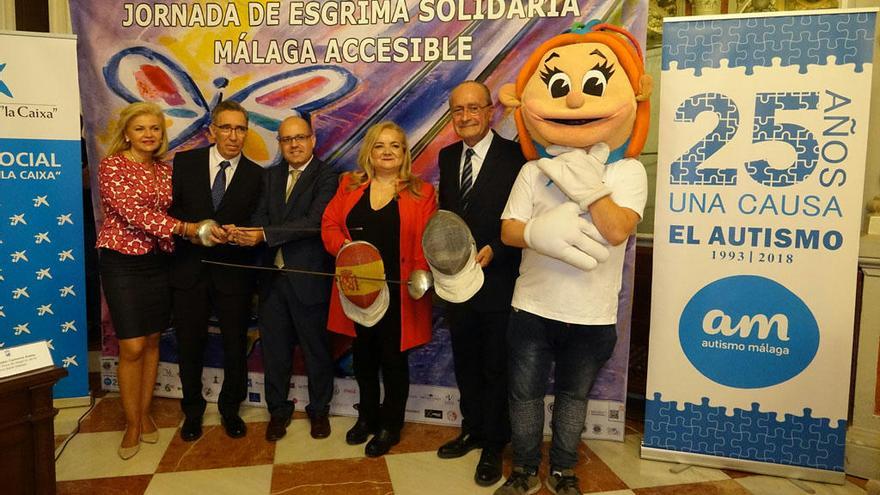 De la Torre y Bazalo durante la presentación de la III Jornada de Esgrima Solidaria.