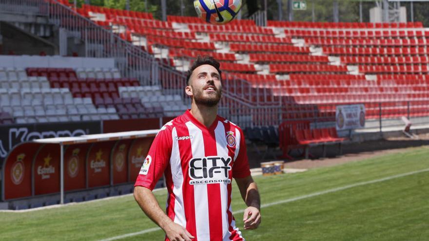 Álex Menéndez, el dia de la seva presentació com a futbolista del Girona a l&#039;estadi de Montilivi · Marc Martí