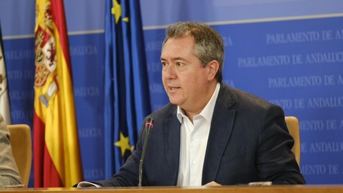 Juan Espadas, en rueda de prensa en el Parlamento andaluz.