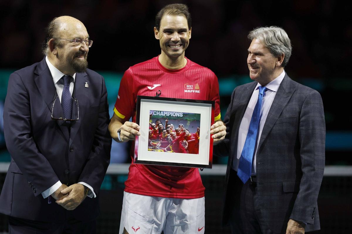 El presidente saliente de la Federación Española de Tenis, Miguel Díaz, a la izquierda, en el homenaje a Rafa Nadal en Málaga.
