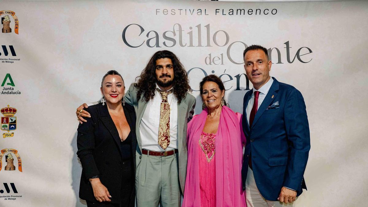 El alcalde de Ojén junto a Israel Fernández, Aurora Vargas y La Churruca