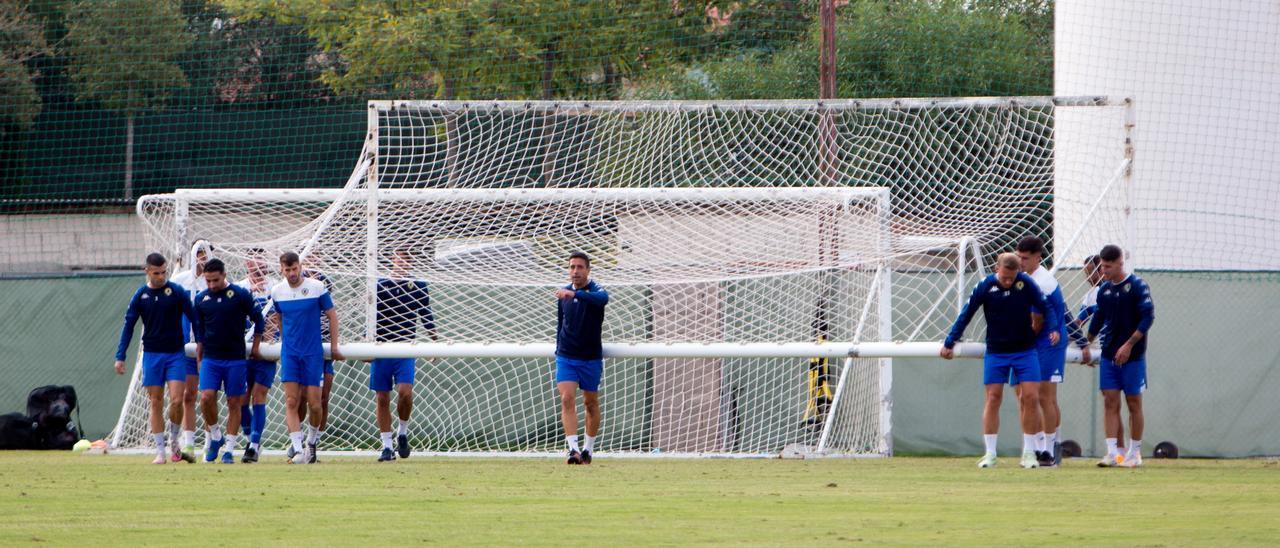 Los jugadores del Hércules cargan con una de las porterías del campo de Fontcalent.