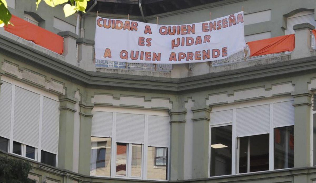 Una pancarta en el colegio Dominicas de Oviedo. | FERNANDO RODRÍGUEZ