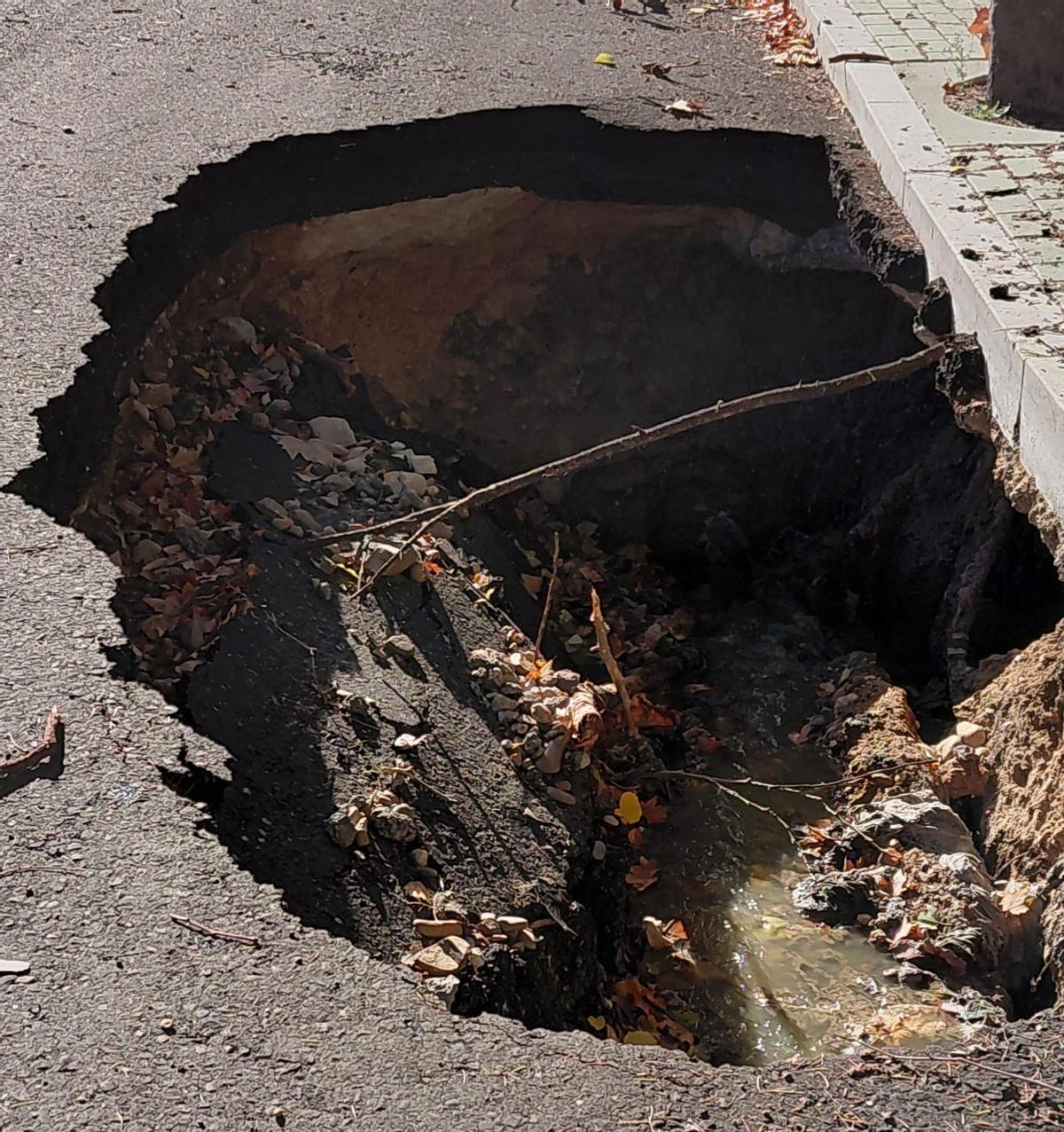 Socavón en Cardenal Cisneros