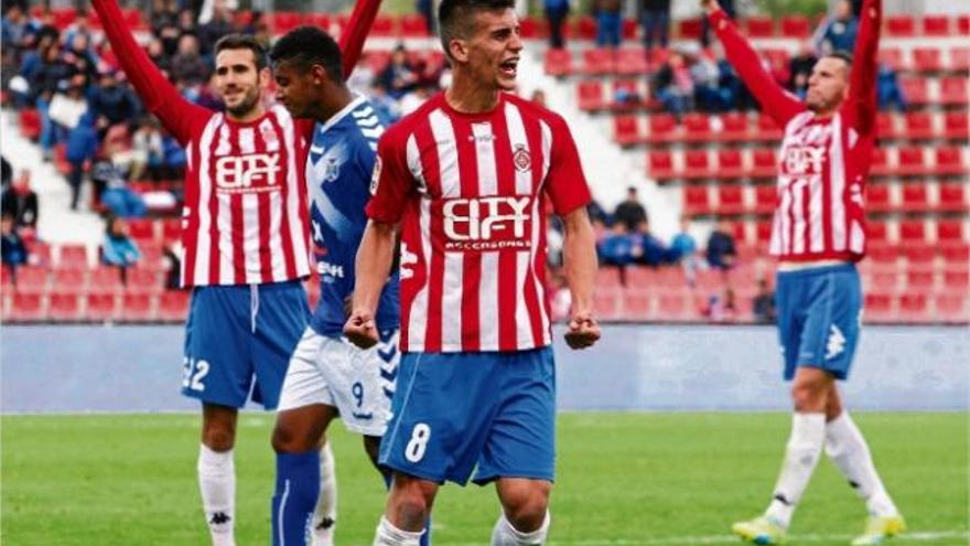 Pere Pons, a la foto celebrant el triomf contra el Tenerife, va entrar a la llista.