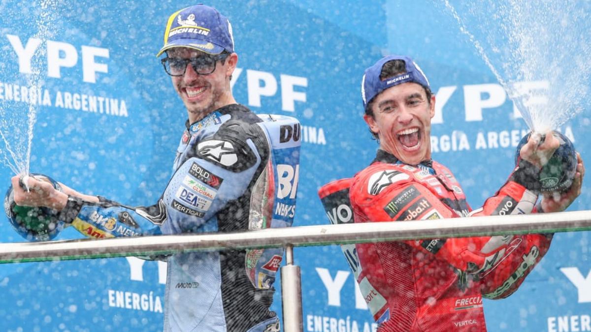 Álex y Marc Márquez, en el podio de Argentina