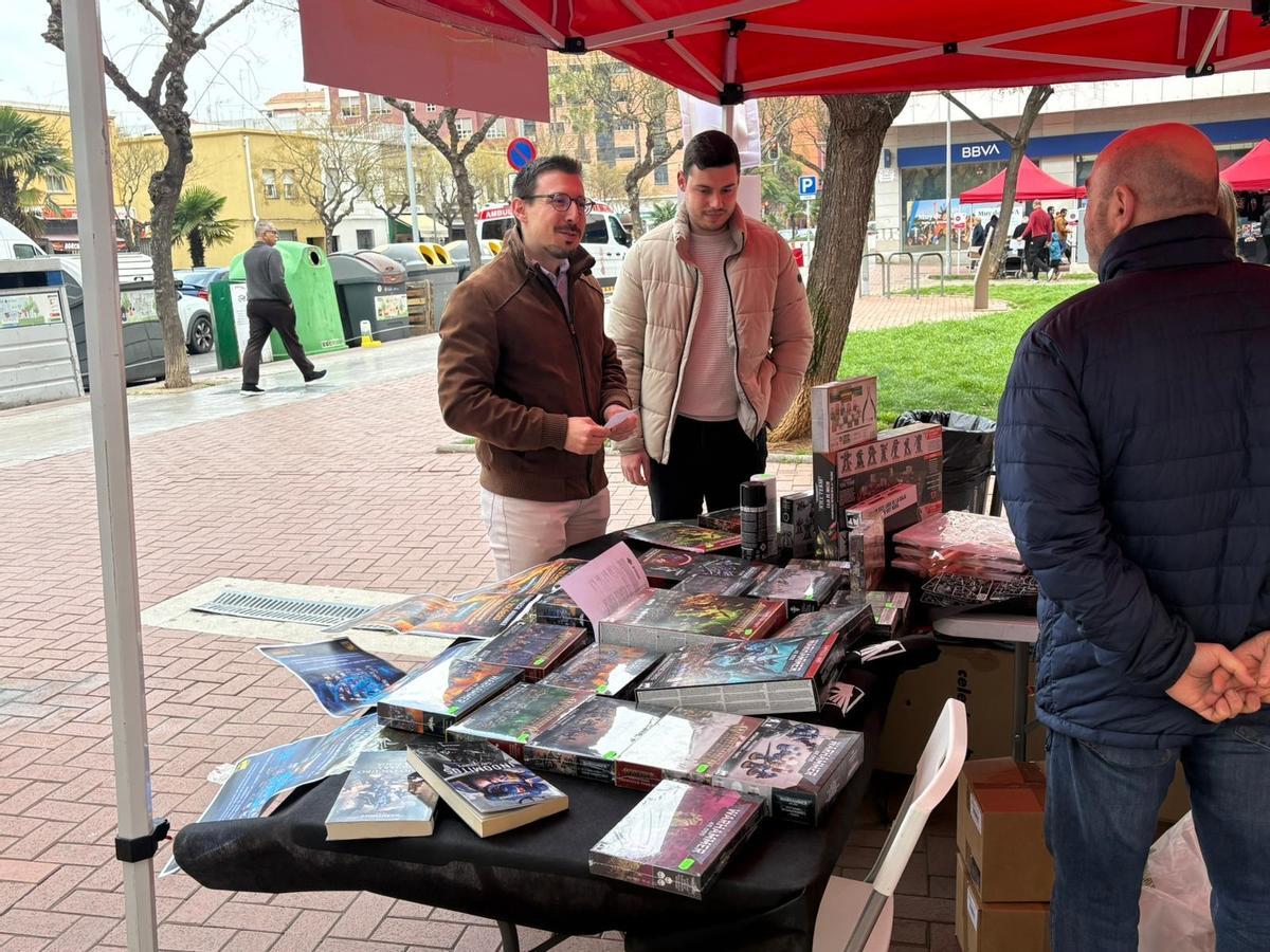 El concejal Vidal durante su visita a uno de los estands de este Mercat de Barri que se ha celebrado este sábado en Castelló.