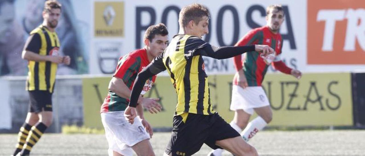 Yago Pérez conduce el balón en su etapa en el Rápido de Bouzas. | // RICARDO GROBAS
