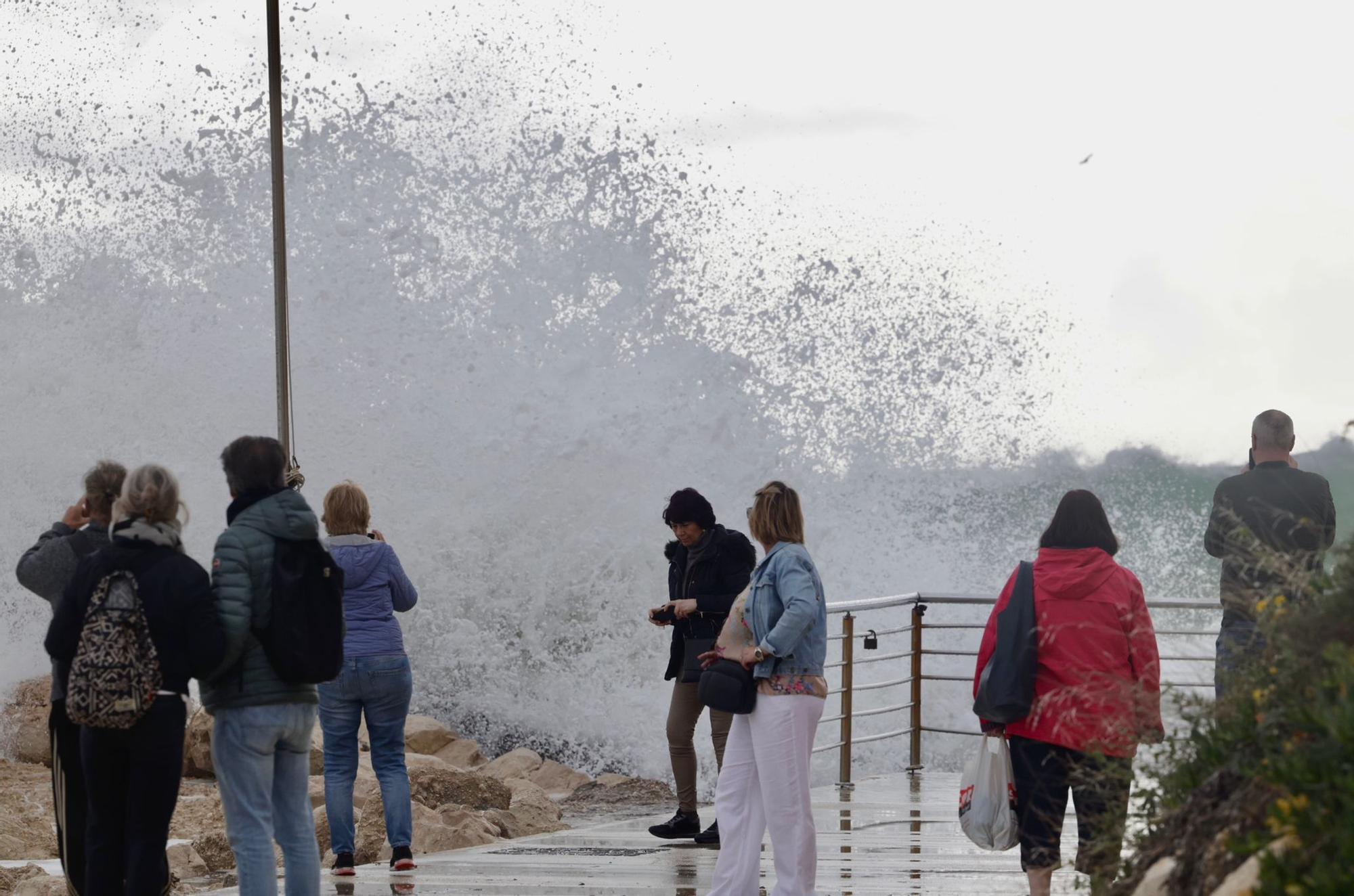 El temporal de Isaack golpea la playa del Postiguet y la Albufereta