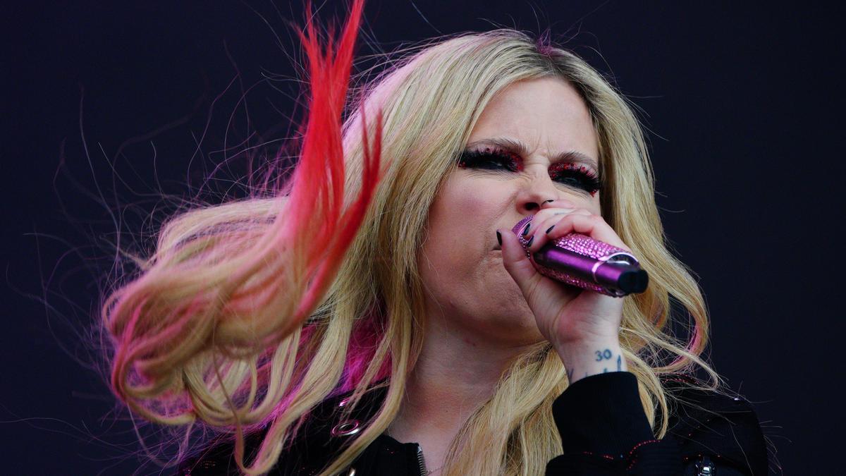 La artista canadiense Avril Lavigne, durante su concierto en el festival de Glastonbury, el 30 de junio