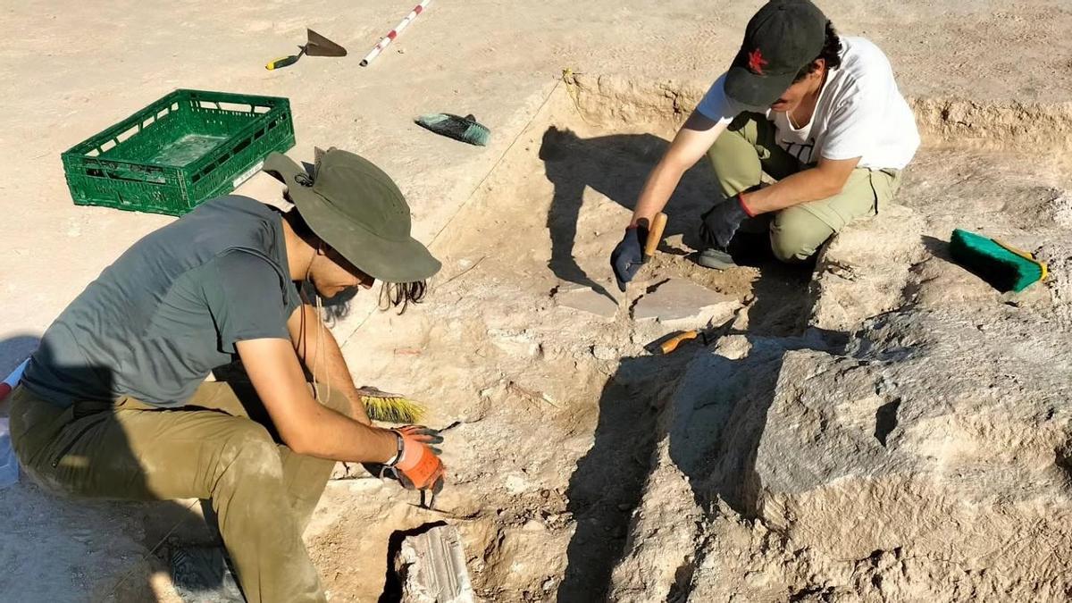 Dos arqueólogas trabajan estos días en el yacimiento de El Pedernal de Bursao, en Borja.