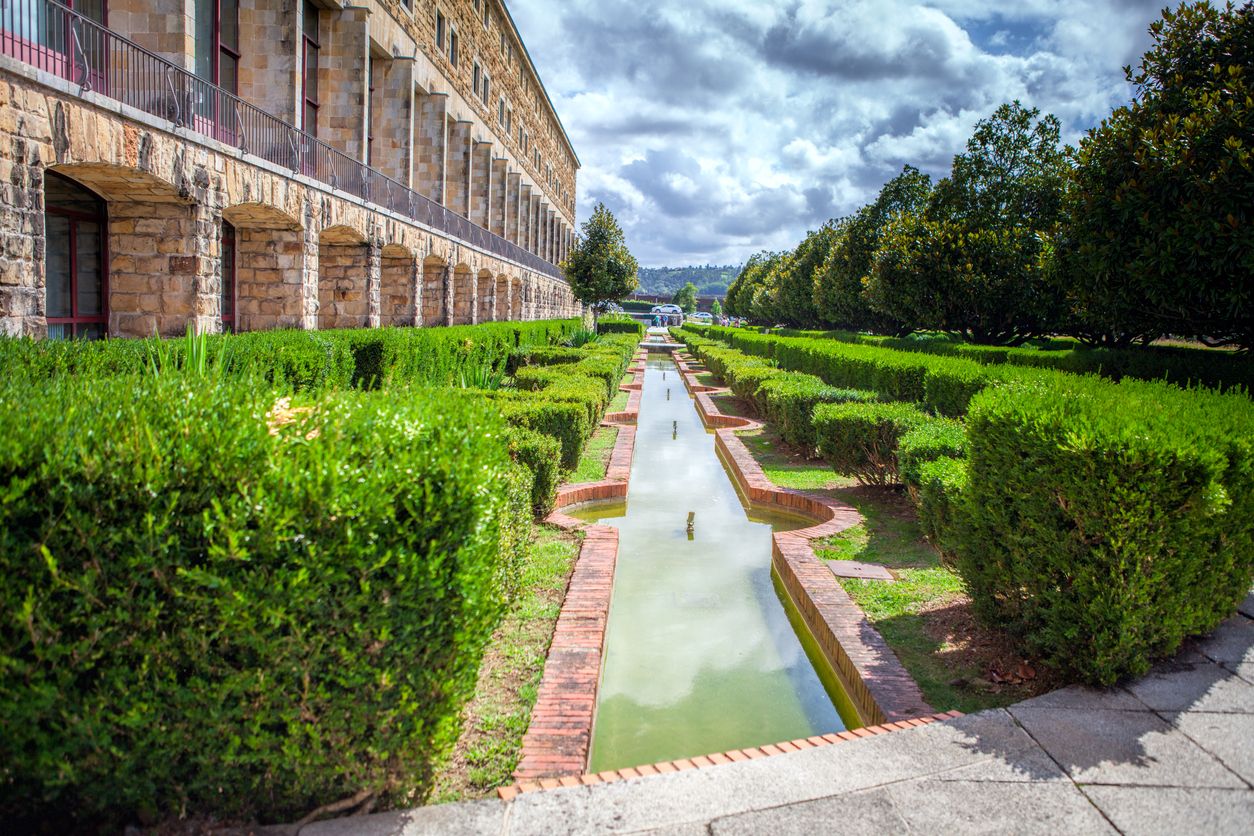 En el enorme complejo se pueden encontrar fuentes.