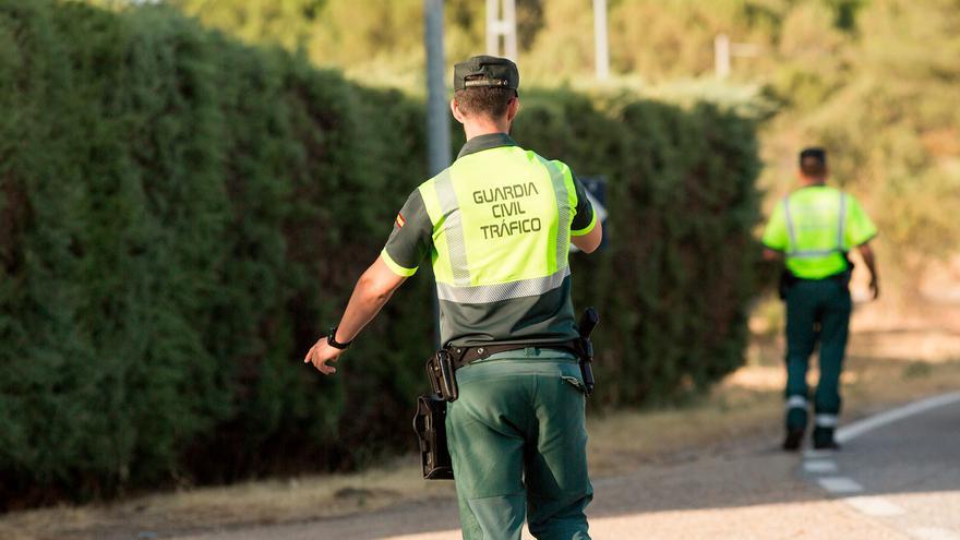 La Guardia Civil extrema la vigilancia con los soportes para teléfonos móviles en el coche: 200 euros y 6 puntos del carnet