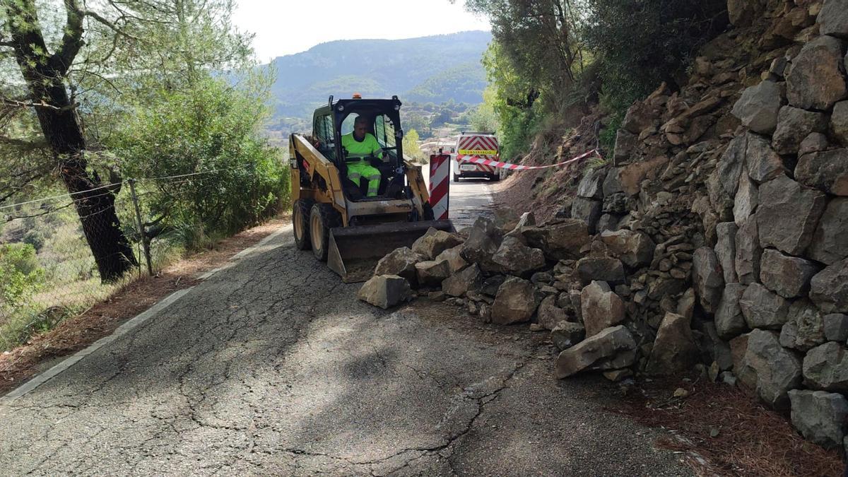 Operarios de Carreteras retiran un desprendimiento sobre una carretera.
