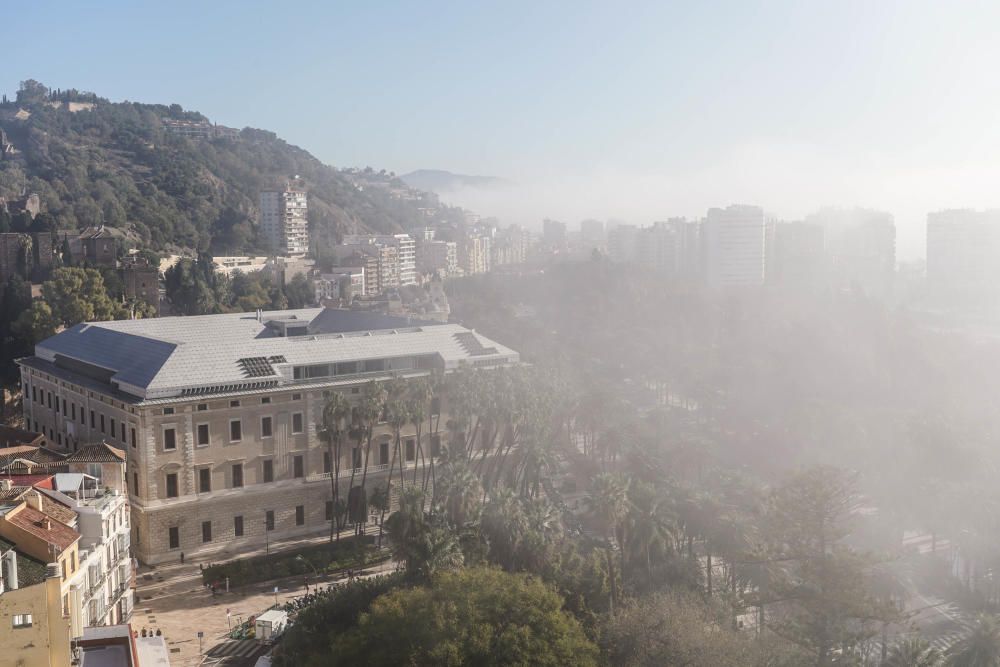 Málaga amanece bajo una capa de niebla