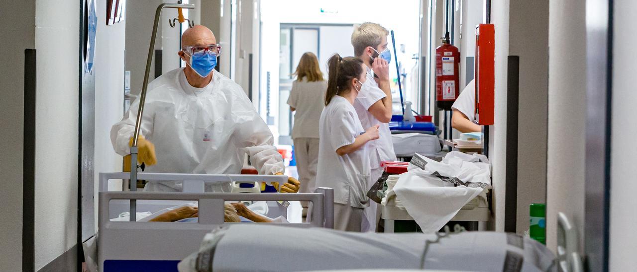 Enfermeros y personal sanitario de una planta de enfermos de covid en el hospital comarcal