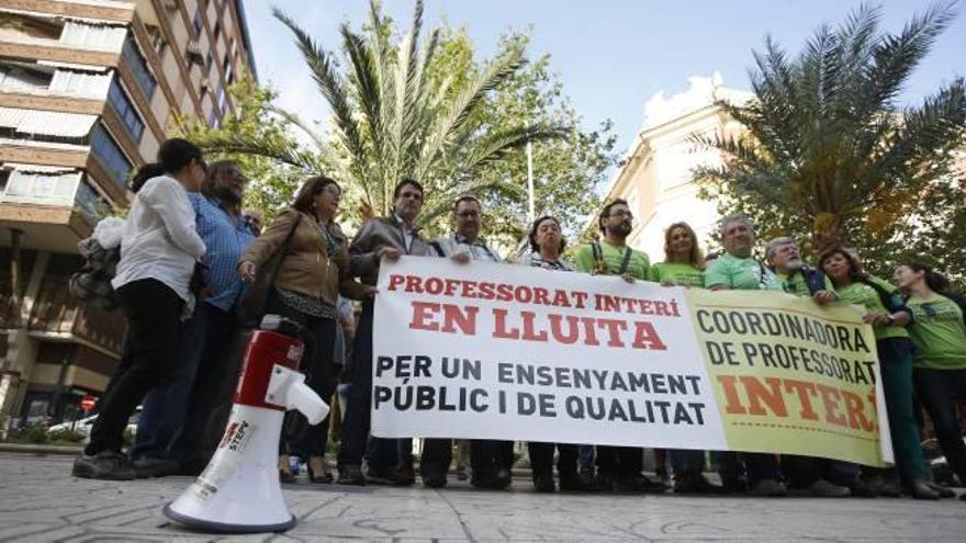 Profesores interinos concentrados a la puerta de la sede del Consell en Alicante