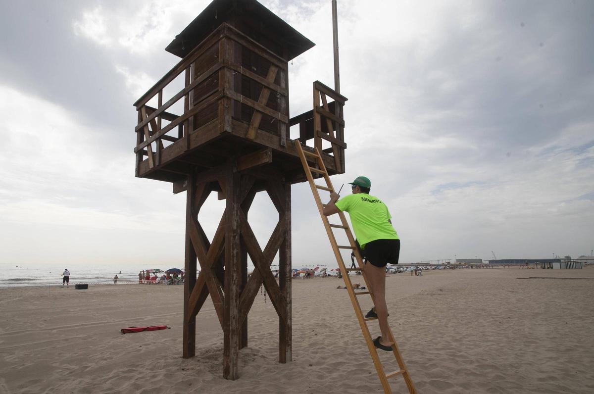 Imagen de archivo de un socorrista subiendo a su torre de vigilancia en el Port de Sagunt.