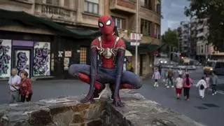 Recogen firmas para que el Spiderman de Santa Coloma sea el pregonero de la Fiesta Mayor local