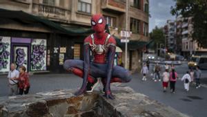 Conoce al Spiderman de Santa Coloma: Mi labor es traer alegría a la gente. Se le avista por la calle dos veces por semana. “Santako Spidey”, se llama en Instagram. Este superhéroe local saluda, abraza y se hace fotos con todo el que le para. “No tengo superpoderes para levantar un autobús –dice-, pero sí para traer alegría a la gente”.