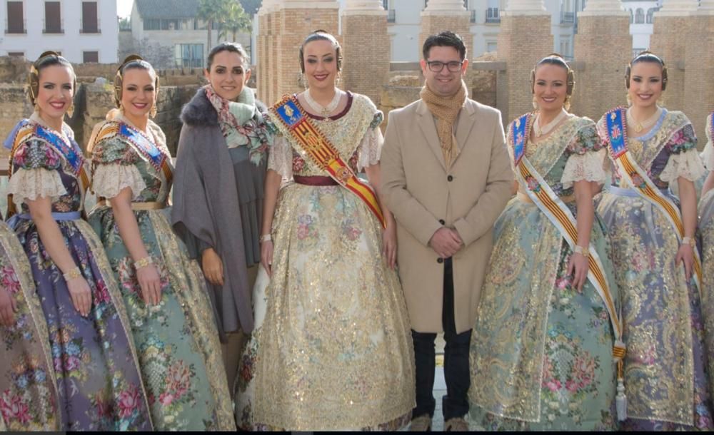 Rocío y la corte de honor, con la delegada de promoción y el primer teniente de alcalde del Ayuntamiento de Córdoba.