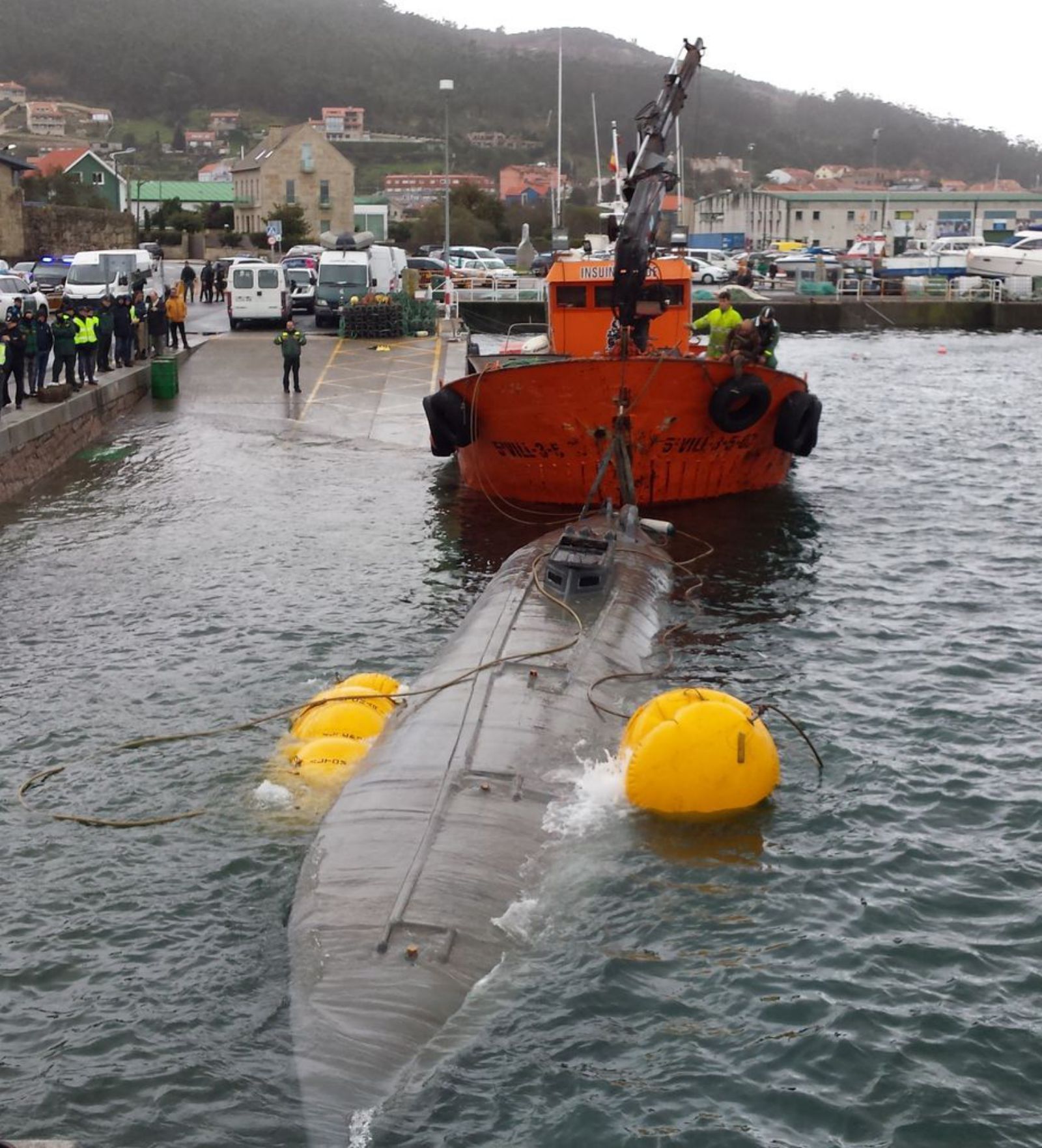 El narcosubmarino remolcado al puerto de Aldán en noviembre de 2019.