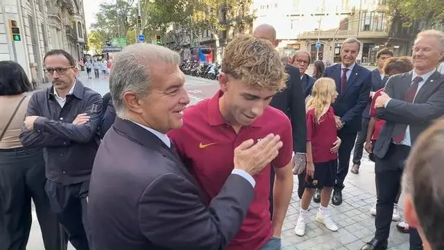 El abrazo de Laporta a Fermín López.