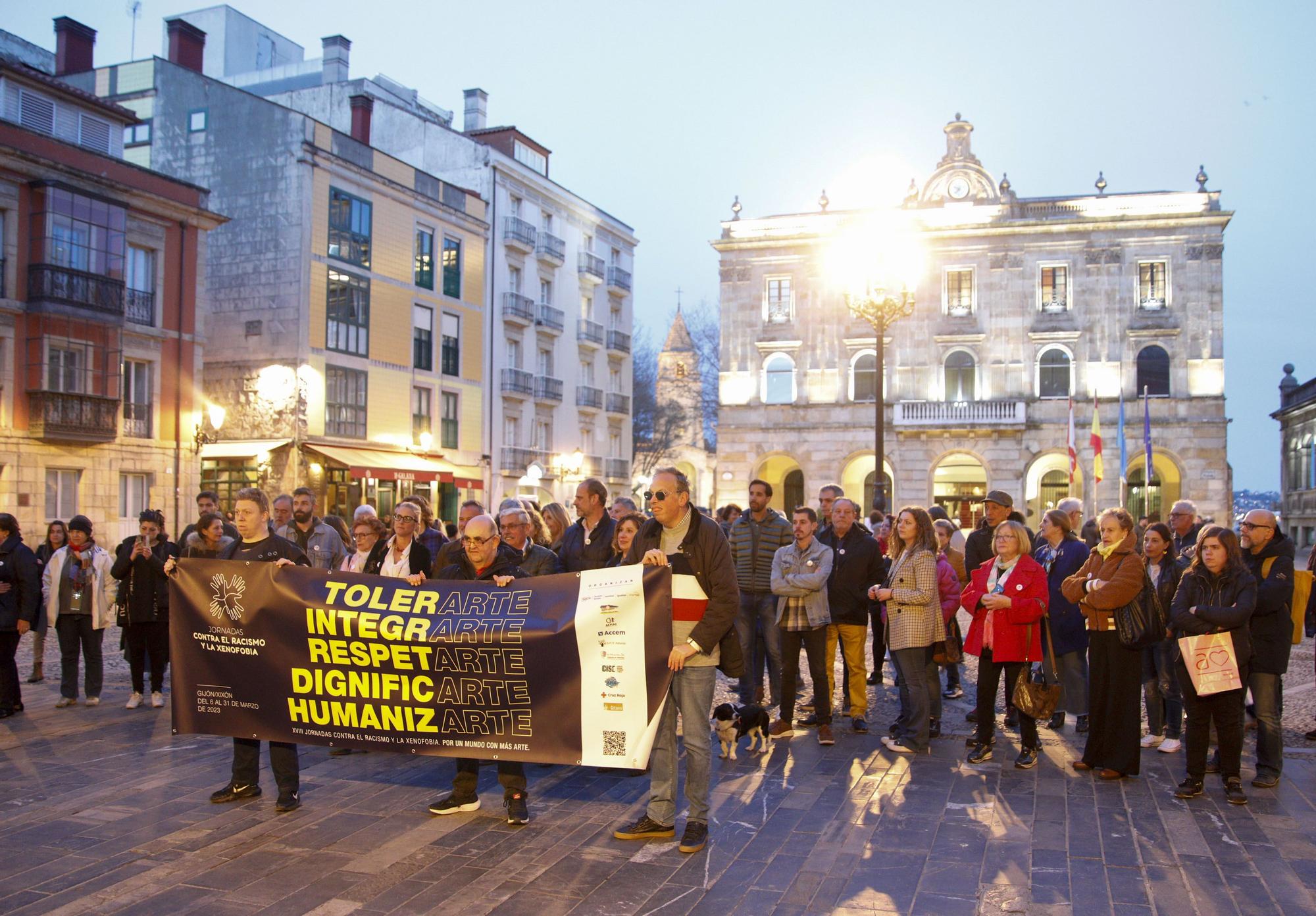 En imágenes: Así fue la cadena humana contra el racismo y la xenofobia que se organizó en Gijón