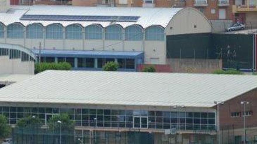 Edifici de la piscina municipal El Tossalet, a la zona esportiva